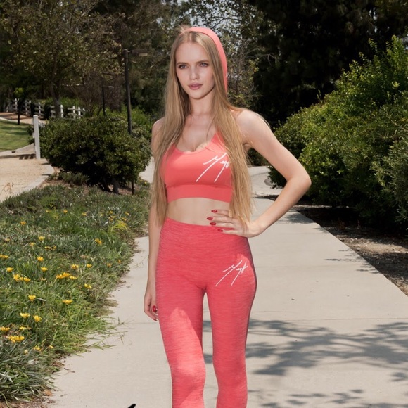 Performance style Sports bra w/ tights - Picture 3 of 3